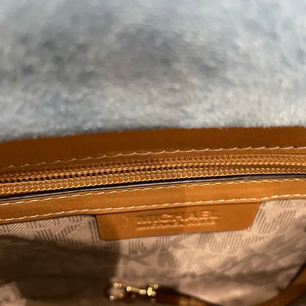 Authentic Michael Kors Romy Crossbody - Picture 7 of 10